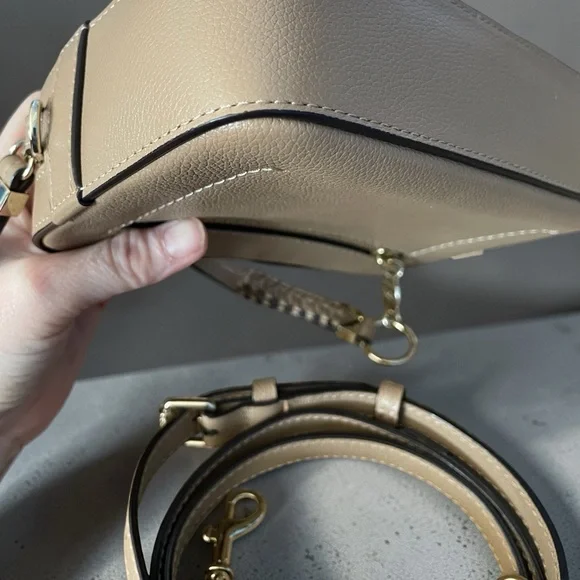 Henri Bendel Pebbled Leather Camera Crossbody Bag Beige Neutral Gold Hardware - Picture 7 of 12